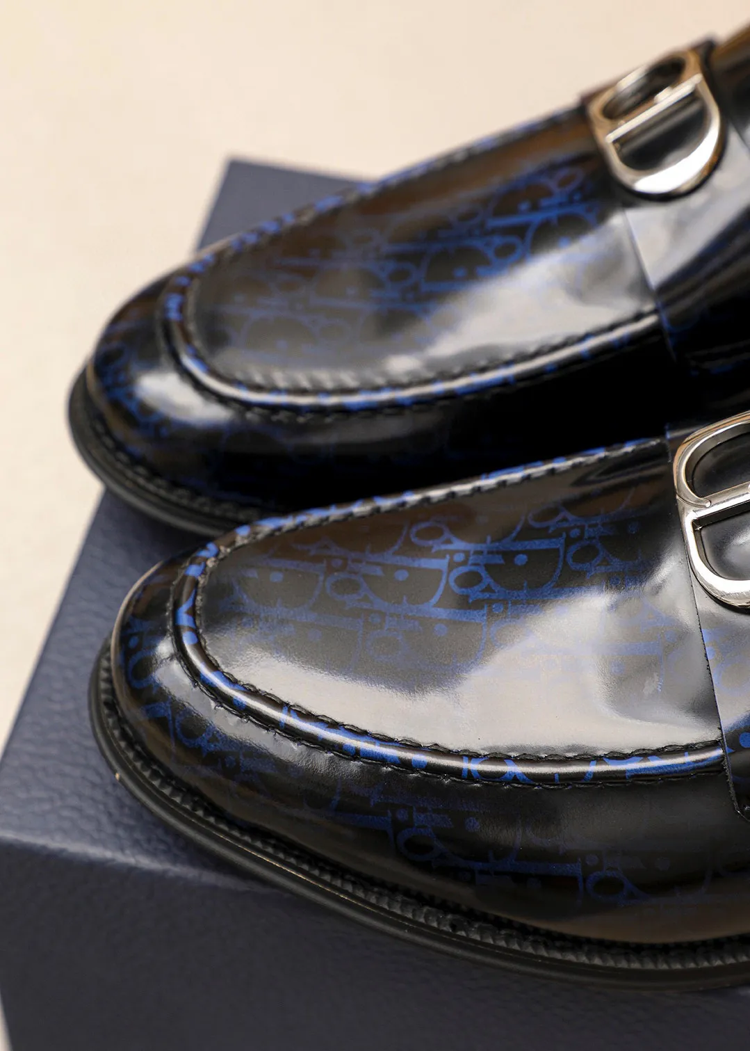 Men's shoes 💰480 💐 Product trademark: Dior "Dior" casual leather shoes Regular size: 39-44 (38.45.46🉑️Customized) Product materials: Selected Italian imported first-layer open-edge beaded cowhide leather upper + classic hardware buckle, imported water-dyed 🐂 cowhide lining. Strong three-dimensional visual effect, original outsole Color: 3⃣️colors available